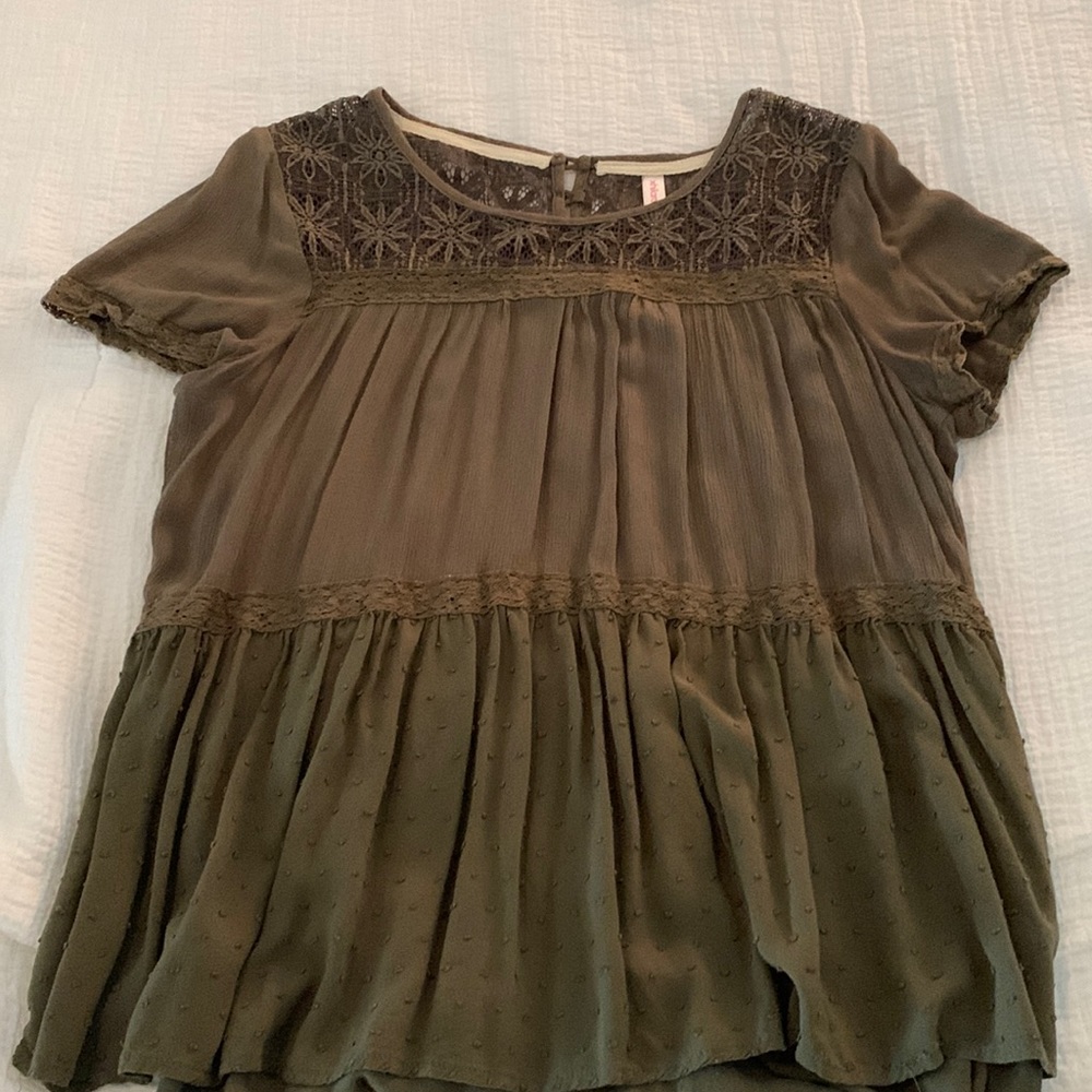 Xhilaration: Flowey Green Top (Size Medium)